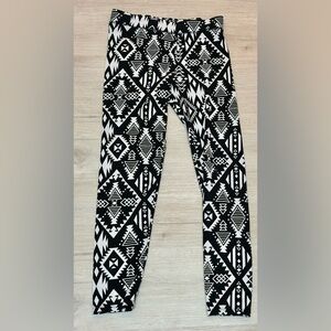 Victoria’s Secret Black & White Leggings Size Small Petite Stretchy Chic